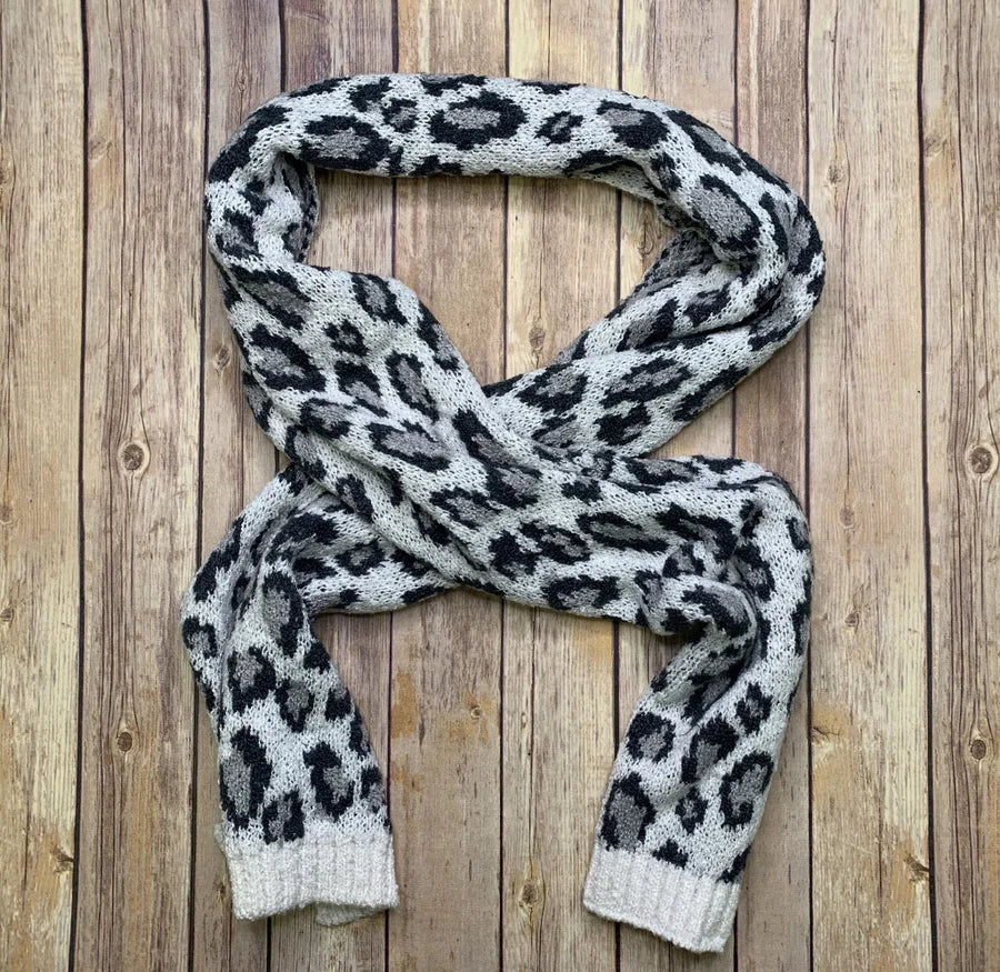 WHITE/GREY LEOPARD PRINT JACQUARD KNIT SCARF