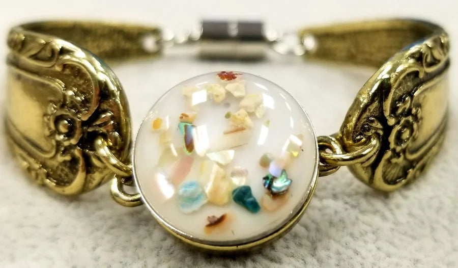 GOLD SPOON SNAP BRACELET W/ WHITE SPECKLE SNAP & MAGNETIC CLOSURE