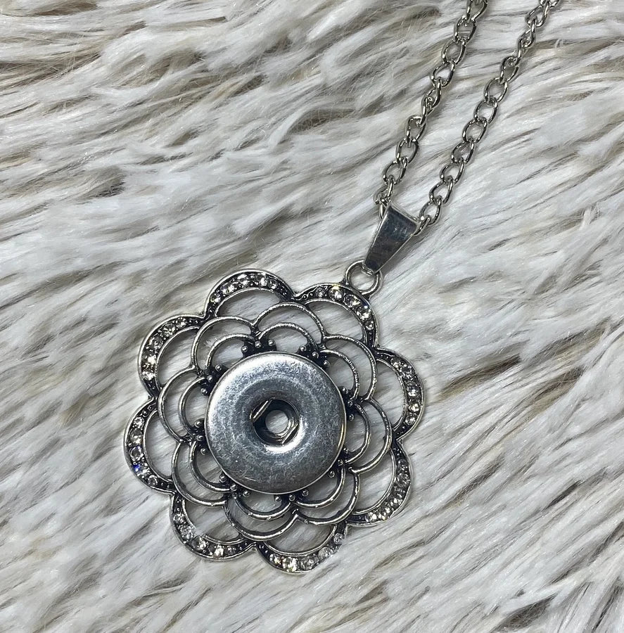 Many Swirls Snap Jewel Necklace