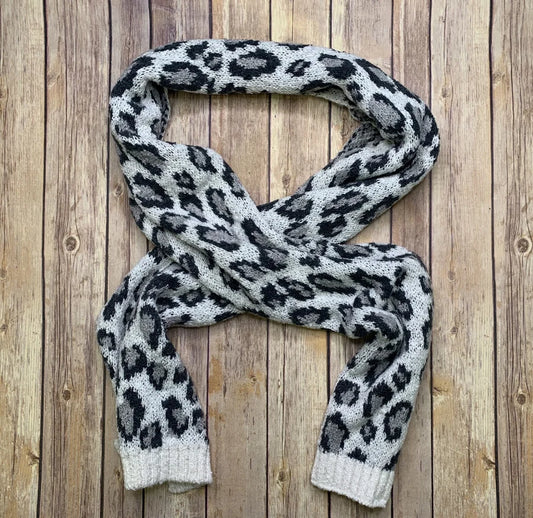 WHITE/GREY LEOPARD PRINT JACQUARD KNIT SCARF