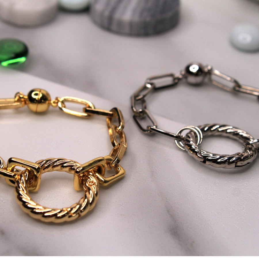 7.5" Chain Link Bracelet w/ Circle Pendant & Magnetic Closure