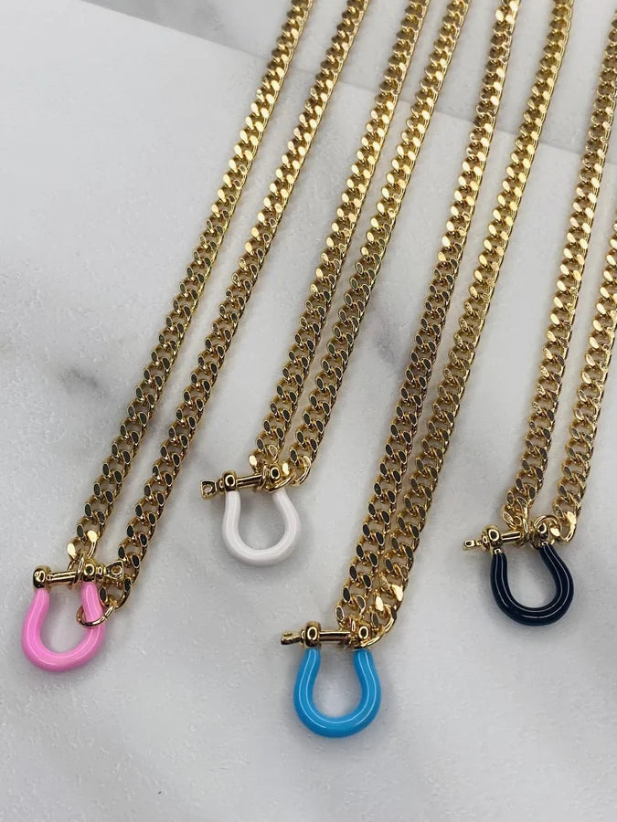 18" Cuban Link Chain w/ Enamel Horseshoe Pendant & Magnetic Closure