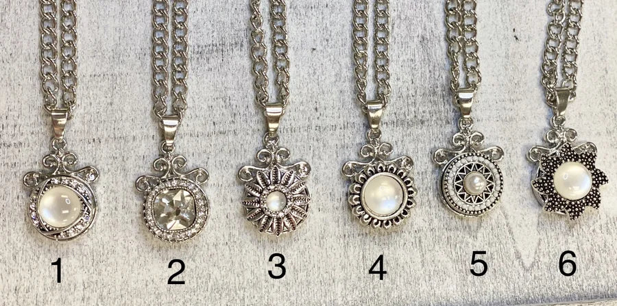 Necklace w/ Ribbon Design Pendant & Snap