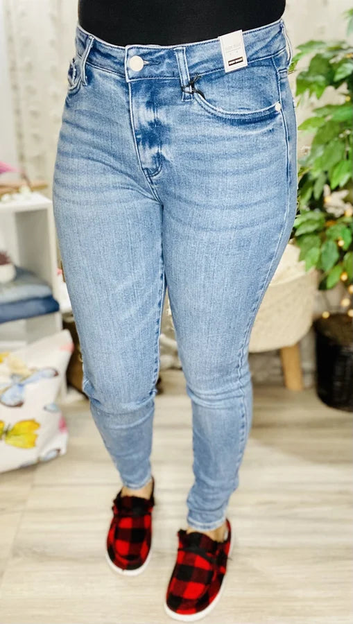 Judy Blue - Medium Blue High-Waisted Relaxed Fit Jeans -Reg/Plus