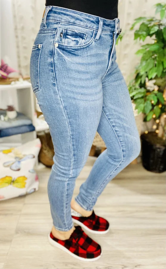 Judy Blue - Medium Blue High-Waisted Relaxed Fit Jeans -Reg/Plus