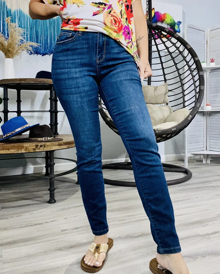 Judy Blue - "Clean Slate" High-Waisted Relaxed Fit Jeans - Reg/Plus