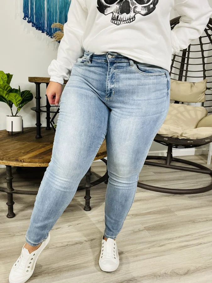 Judy Blue - "Lucy" High-Waisted Light Bleach Wash Relaxed Fit Jeans - Reg/Plus