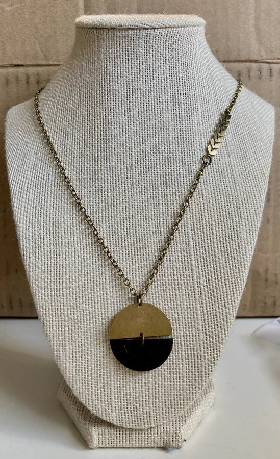 BRONZE CHAIN NECKLACE WITH GOLD AND BLACK CIRCLE PENDANT